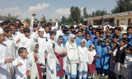 سوات،سکولوں میں واؤچر سکیم کے تحت پڑھنے والےبچوں اور اساتذہ کا مٹہ چوک میں سخت احتجاجی مظاہرہ
