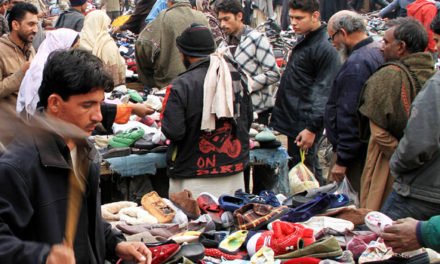 سوات میں بارش سے سردی کی شدت میں اضافہ ،گرم ملبوسات کی خریداری کیلئے عوام نے لنڈا  بازار کا رخ کر لیا