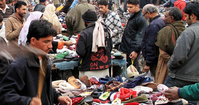 سوات میں بارش سے سردی کی شدت میں اضافہ ،گرم ملبوسات کی خریداری کیلئے عوام نے لنڈا بازار کا رخ کر لیا