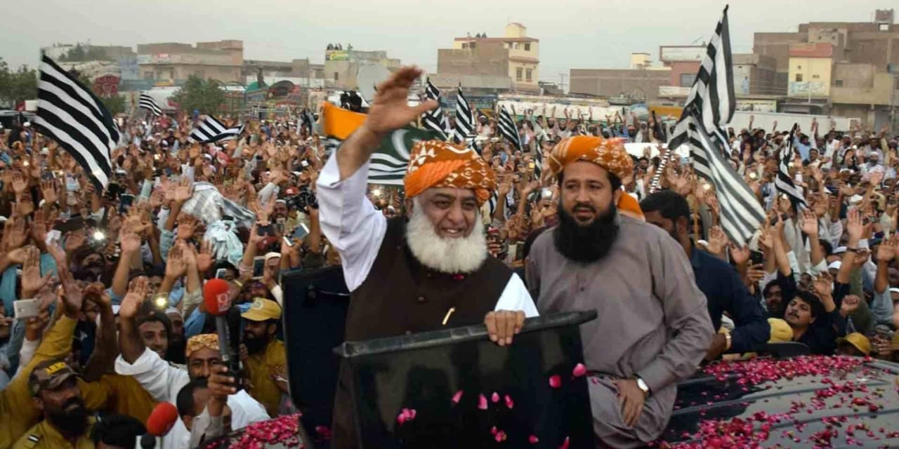 مولانا فضل الرحمان آج جمعے کے نماز کے بعد اپنے مطالبات حکومت کے سامنے رکھیں گے