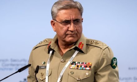 سپریم کورٹ نے آرمی چیف  کی مدت ملازمت میں توسیع کا نوٹی فکیشن معطل کردیا