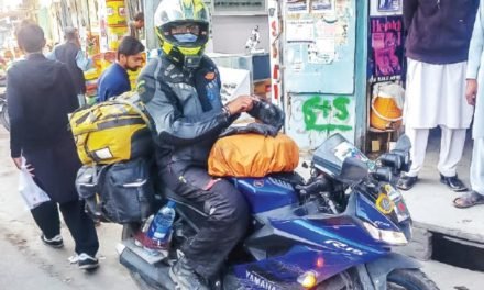 بنگلہ دیشی بائیکر سوات کے  لوگوں کی مہمان نوازی سے حیران رہ گئے