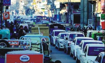 سوات میں لاک ڈاؤن کے باوجود دکانیں کھل گئیں،عوام کا رش