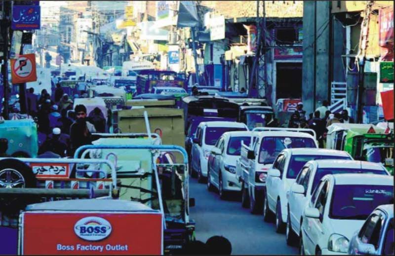 سوات میں لاک ڈاؤن کے باوجود دکانیں کھل گئیں،عوام کا رش