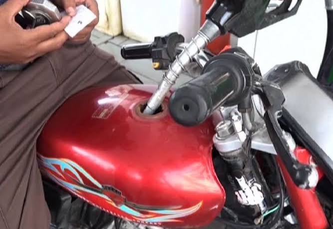حکومت کا عوام کے لئے نیو ائیر سر پرائز تیار،پیٹرول3 روپے 10 پیسے فی لیٹر مہنگی کرنے کی سمری ارسال