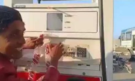 سوات،پٹرول کے قیمتوں میں پچیس پیسے کی کمی کو عوام نے اڑے ہاتھوں لے لیا