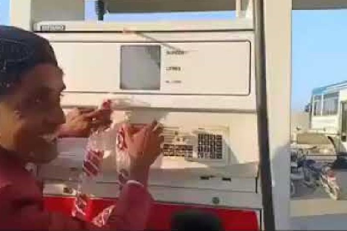 سوات،پٹرول کے قیمتوں میں پچیس پیسے کی کمی کو عوام نے اڑے ہاتھوں لے لیا
