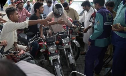 سوات، موٹر سائیکل سواروں پربغیر ہیلمٹ  پیٹرول بند،پمپ مالکان اور موٹر سائیکل ڈرائیورز میں تلخ کلامی