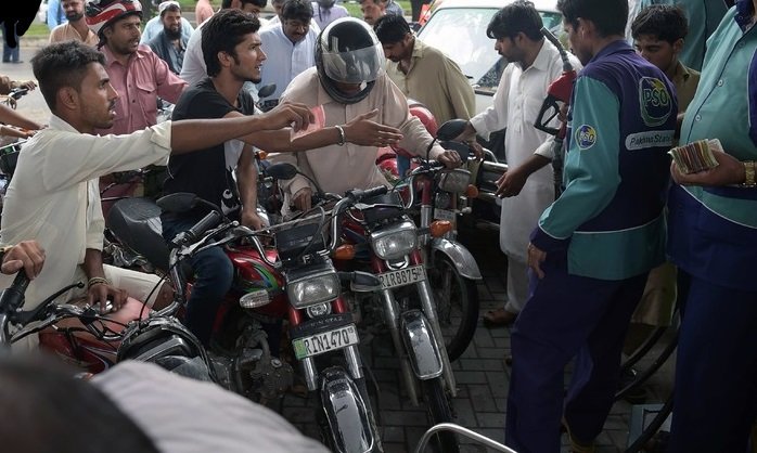 سوات، موٹر سائیکل سواروں پربغیر ہیلمٹ پیٹرول بند،پمپ مالکان اور موٹر سائیکل ڈرائیورز میں تلخ کلامی