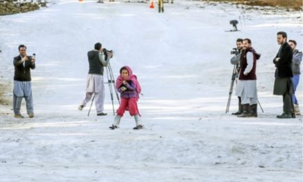 سوات کی 9 سالہ معذور لڑکی  کا اسکیئنگ کے ساتھ  دلی محبت