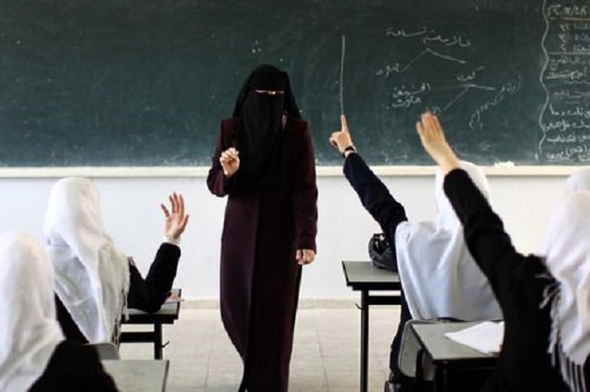 دس کلومیٹر پیدل سفر اور دس ہزار تنخواہ: سوات کی استانی