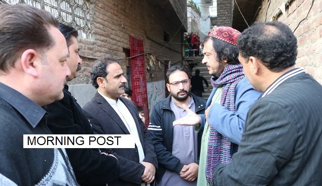 فضل حکیم کا سوات کے معروف پشتو اداکارعثمان غنی کی عیادت