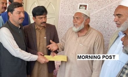 بونیر ماربل کان حادثہ میں جاں بحق  مزدوروں کے لواحقین میں 5 لاکھ روپے کے چیک تقسیم