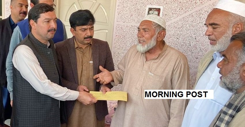 بونیر ماربل کان حادثہ میں جاں بحق مزدوروں کے لواحقین میں 5 لاکھ روپے کے چیک تقسیم