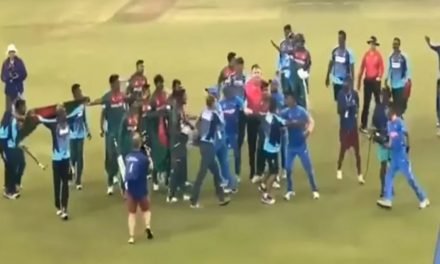 بھارت انڈر 19 کرکٹ ٹیم  فائنل ہارنے کے بعد آپے سے باہر، بنگلہ دیشی پرچم جوتوں تلے روند ڈالا