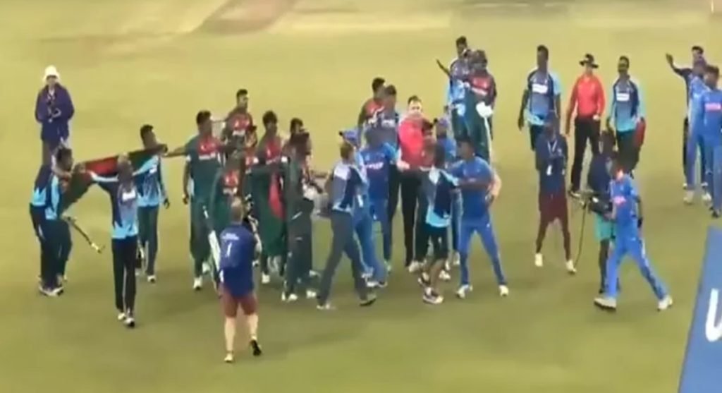 بھارت انڈر 19 کرکٹ ٹیم  فائنل ہارنے کے بعد آپے سے باہر، بنگلہ دیشی پرچم جوتوں تلے روند ڈالا