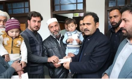 سیدو شریف ، گیس لیکیج واقعہ  میں جاں بحق ہونے افراد کے  ورثاء  کو 5 لاکھ کا امدادی چیک حوالے