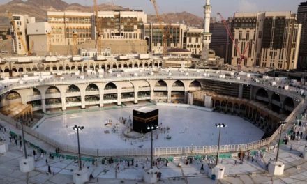 سعودی عرب حکومت نے  خانہ کعبہ کے طواف اور عمرہ کی اجازت دے دی