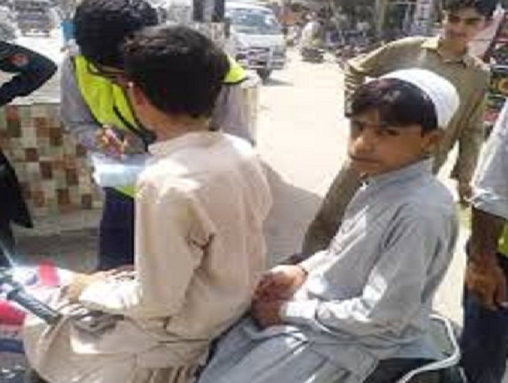 سوات، کمسن اور  بغیر ہیلمٹ موٹر سائیکل سواروں کے خلاف  کریک ڈاؤن،  440موٹرسائیکلیں بند