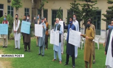 سوات پریس کلب  صحافیوں کاجیو جنگ گروپ ایڈیٹر انچیف میر شکیل الرحمان کی رہائی کیلئے احتجاجی مظاہرہ