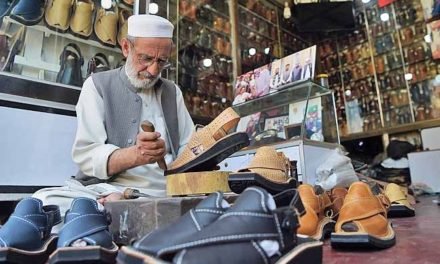 عیدالفطر کی آمد،مشہور سواتی چپل کی مانگ میں اضافہ