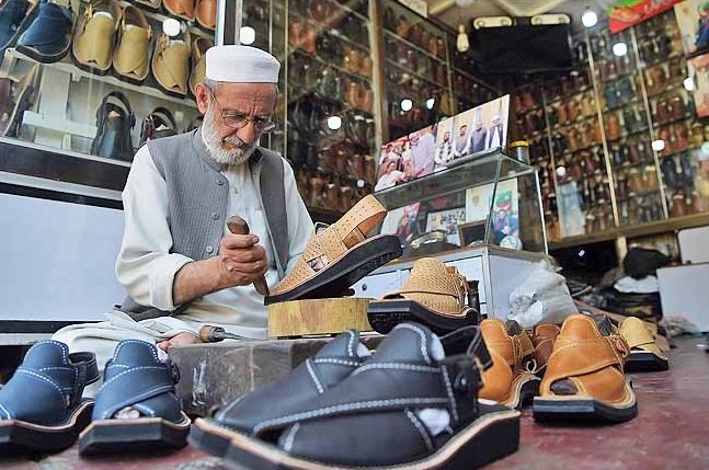 عیدالفطر کی آمد،مشہور سواتی چپل کی مانگ میں اضافہ