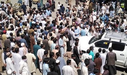 مینگورہ ، چینہ مارکیٹ پر اسسٹنٹ کمشنر کا اچانک چھاپہ، دکانیں بند کرادی،دکانداروں کا احتجاج