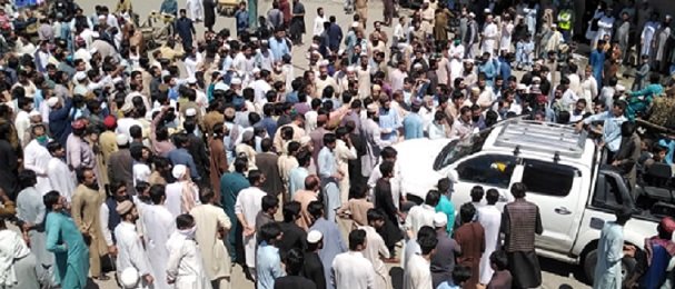 مینگورہ ، چینہ مارکیٹ پر اسسٹنٹ کمشنر کا اچانک چھاپہ، دکانیں بند کرادی،دکانداروں کا احتجاج