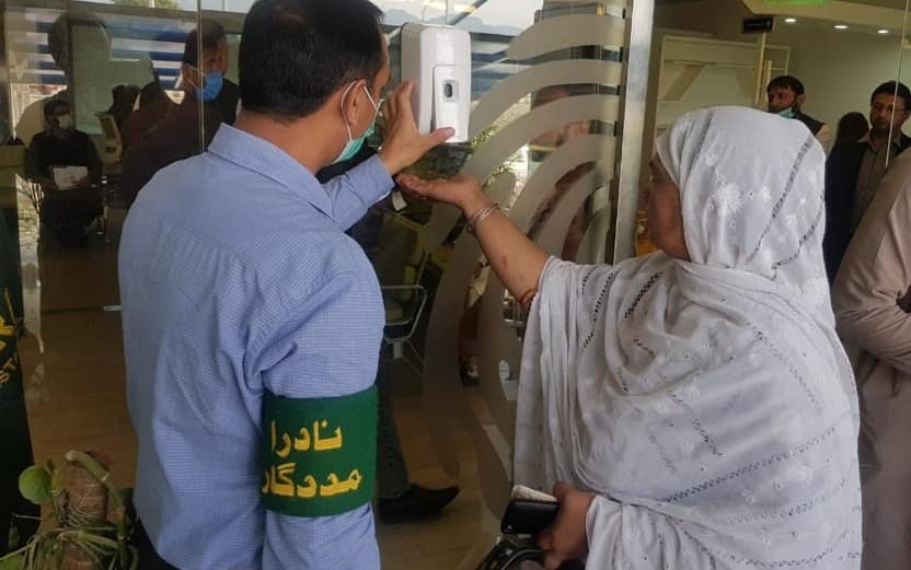 سوات، نادرا افس میں عوام سے بداخلاقی کرنے والے رحیم اللہ کا شانگلہ تبادلہ کردیا گیا