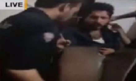 پختونخوا پولیس کے ہاتھوں شہری پر تشدد اور برہنہ کرنے کی ویڈیو منظر عام پر آگئی