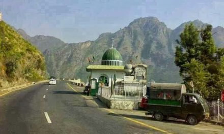 ملاکنڈ خاص میں سبز گنبد والی مسجد میں مزار کس کا ہے؟