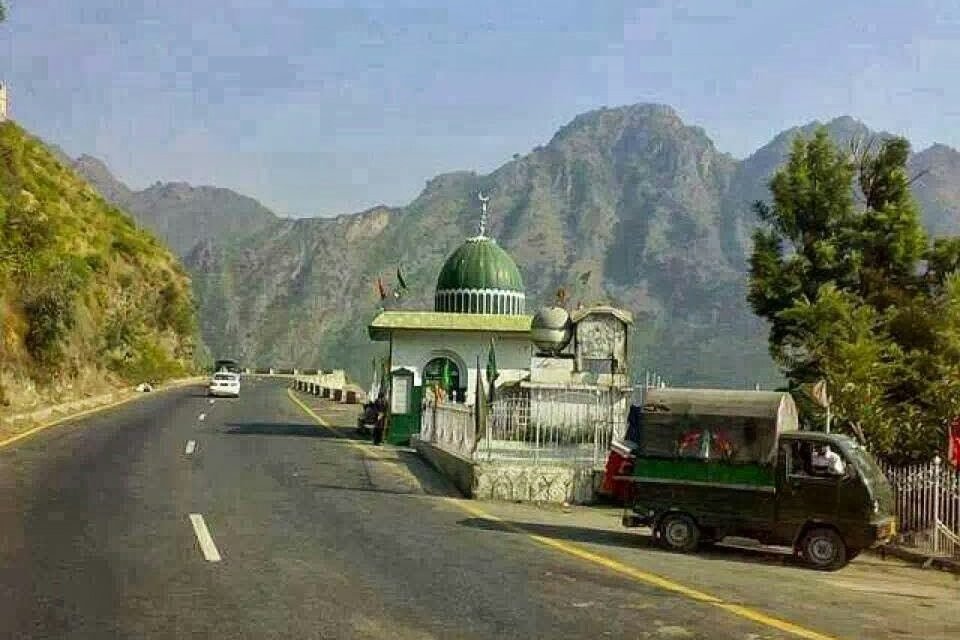 ملاکنڈ خاص میں سبز گنبد والی مسجد میں مزار کس کا ہے؟
