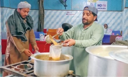 سوات:مینگورہ شہر میں  سینکڑوں چائے اسٹال کی روزانہ کی آمدنی میں 70 فیصد کمی،خصوصی رپورٹ