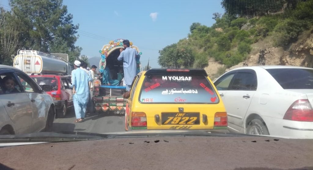 سوات: لنڈاکے چیک پوسٹ پر بدترین ٹریفک جام، بیمارلوگوں ، خواتین اور بچوں کو شدید مشکلات کا سامنا