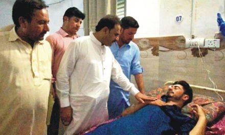 فضل حکیم کا سیدوشریف سنٹرل ہسپتال  میں زیر علاج مریضوں کی عیادت