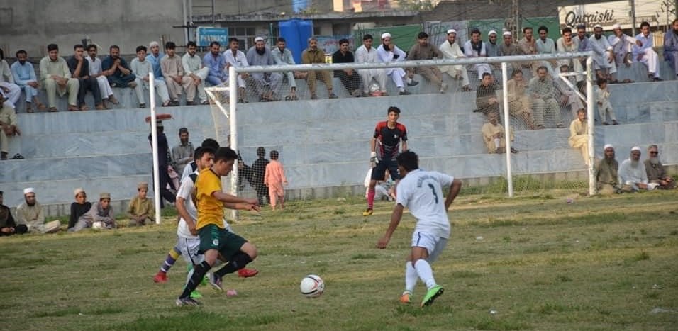 سوات گراسی گراونڈ میں پہلا افضل خان لالا مرحوم  فٹبال چمپین شپ جاری