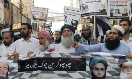 سوات میں جے یوآئی کا نوجوان فیصل خالد کے حق میں احتجاجی مظاہرہ