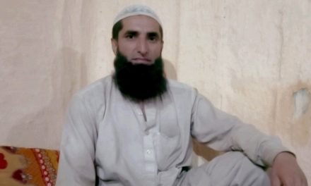 سوات کے خطرناک سیلاب میں کتے کو بچانے والا  افسرخان