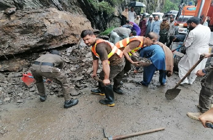 لینڈ سلائنڈنگ سے بند فضاگہٹ روڈ ٹریفک کے لئے کھول دیا گیا