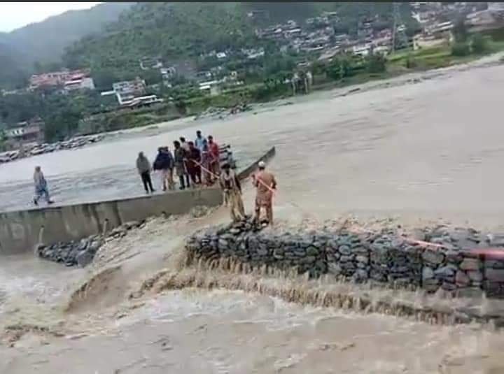 تازہ خبر:سوات مدین اور بیلہ گاوں کو ملانے والے تین رابطہ پل سیلابی ریلے میں بہہ گئ
