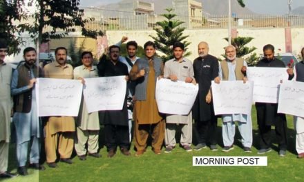 سوات صحافیوں کا جنگ جیو کے ایڈیٹر انچیف میرشکیل الرحمٰن کی گرفتاری کیخلاف مظاہرہ