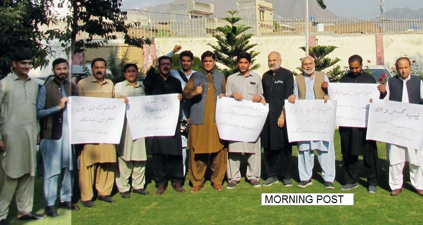 سوات صحافیوں کا جنگ جیو کے ایڈیٹر انچیف میرشکیل الرحمٰن کی گرفتاری کیخلاف مظاہرہ