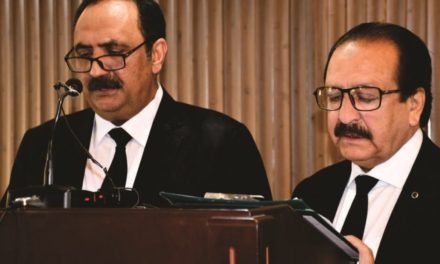 پشاور ہائی کورٹ مینگورہ بنچ بار کے نو منتخب صدر  نے اپنے عہدے کا حلف اٹھا لیا