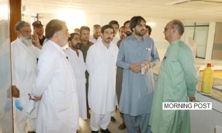 سوات: گڈ گورننس سیکرٹری سیف اللہ خان کا سیدو ہسپتال سمیت متعدد ہیلتھ مراکز کا دورہ