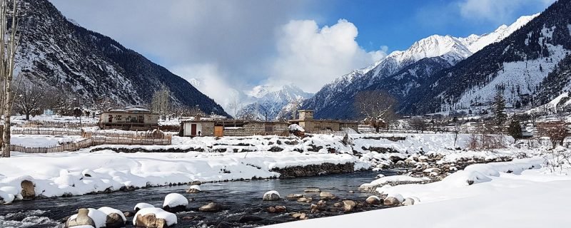 سیاحتی وادی کمراٹ کے فلک بوس پہاڑوں پر موسم سرما کی پہلی برفباری