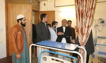 چیئرمین ڈیڈک سوات فضل حکیم خان کا سیدو ٹیچنگ ہسپتال صفائی کے نظام  کا باغور جائزہ
