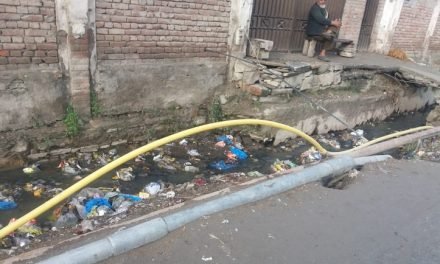 سوات،مینگورہ علاقہ امانکوٹ میں سڑک  کنارے گیس پائپ کسی بڑے حادثے کا سبب بننے لگا