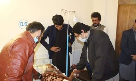 ڈی سی سوات مشہور ادیب اور شاعر روغانے بابا کے عیادت کے لئے اسپتال پہنچ گئے