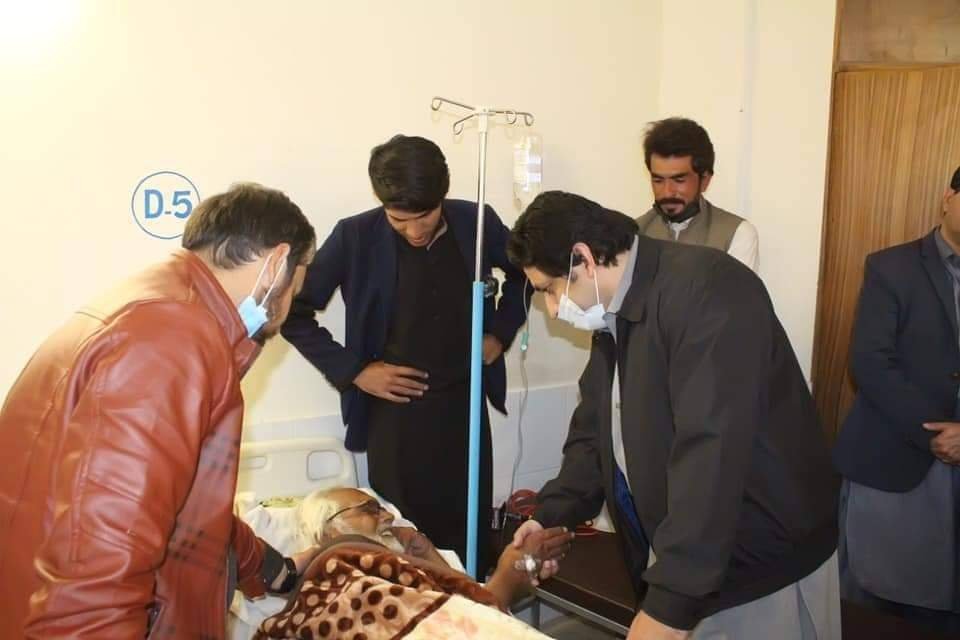 ڈی سی سوات مشہور ادیب اور شاعر روغانے بابا کے عیادت کے لئے اسپتال پہنچ گئے