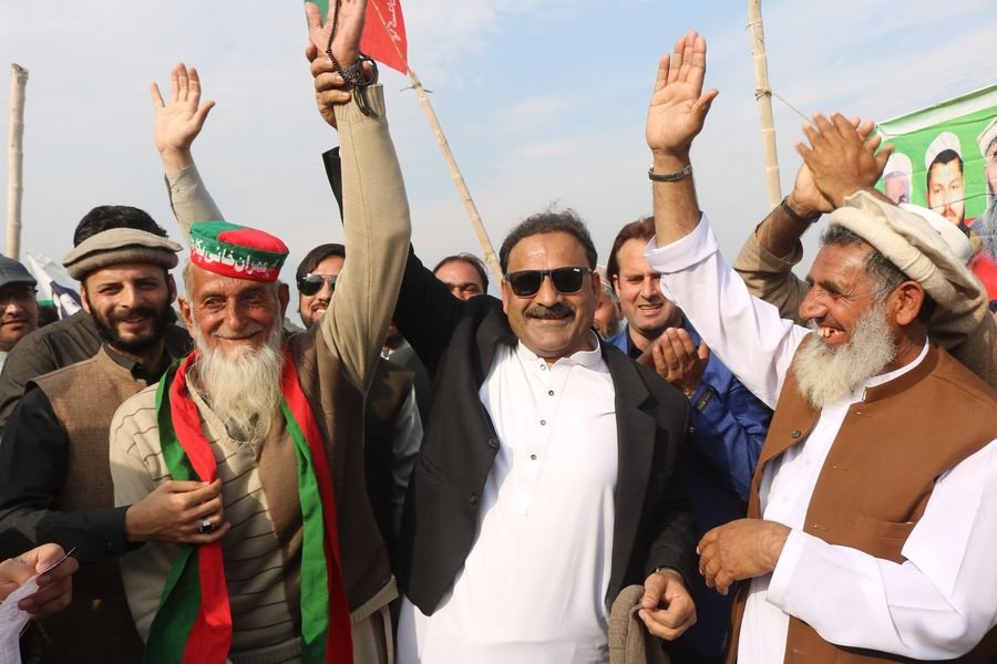 عوام وزیراعظم عمران خان اور وزیر اعلیٰ محمود خان کی کارکردگی سے مطمئن ہیں،فضل حکیم